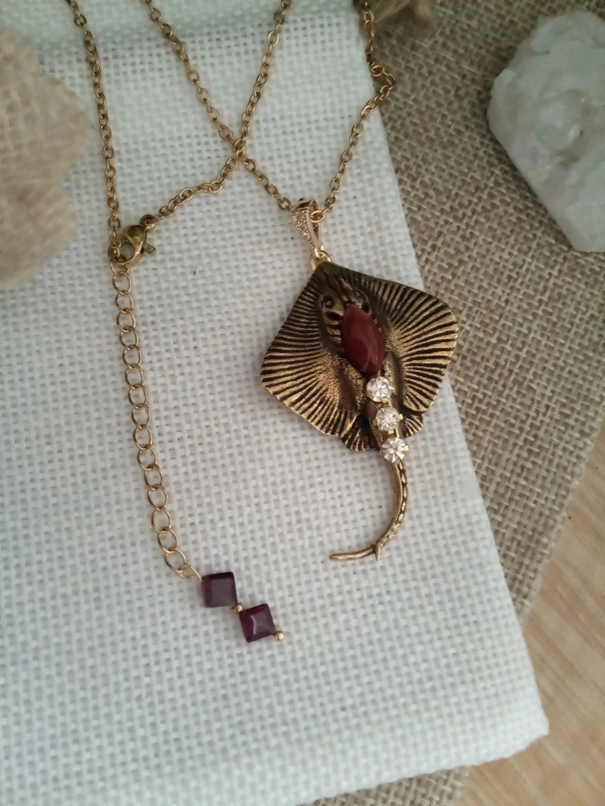 Collier raie dorée avec Pierres semi précieuses de grenat